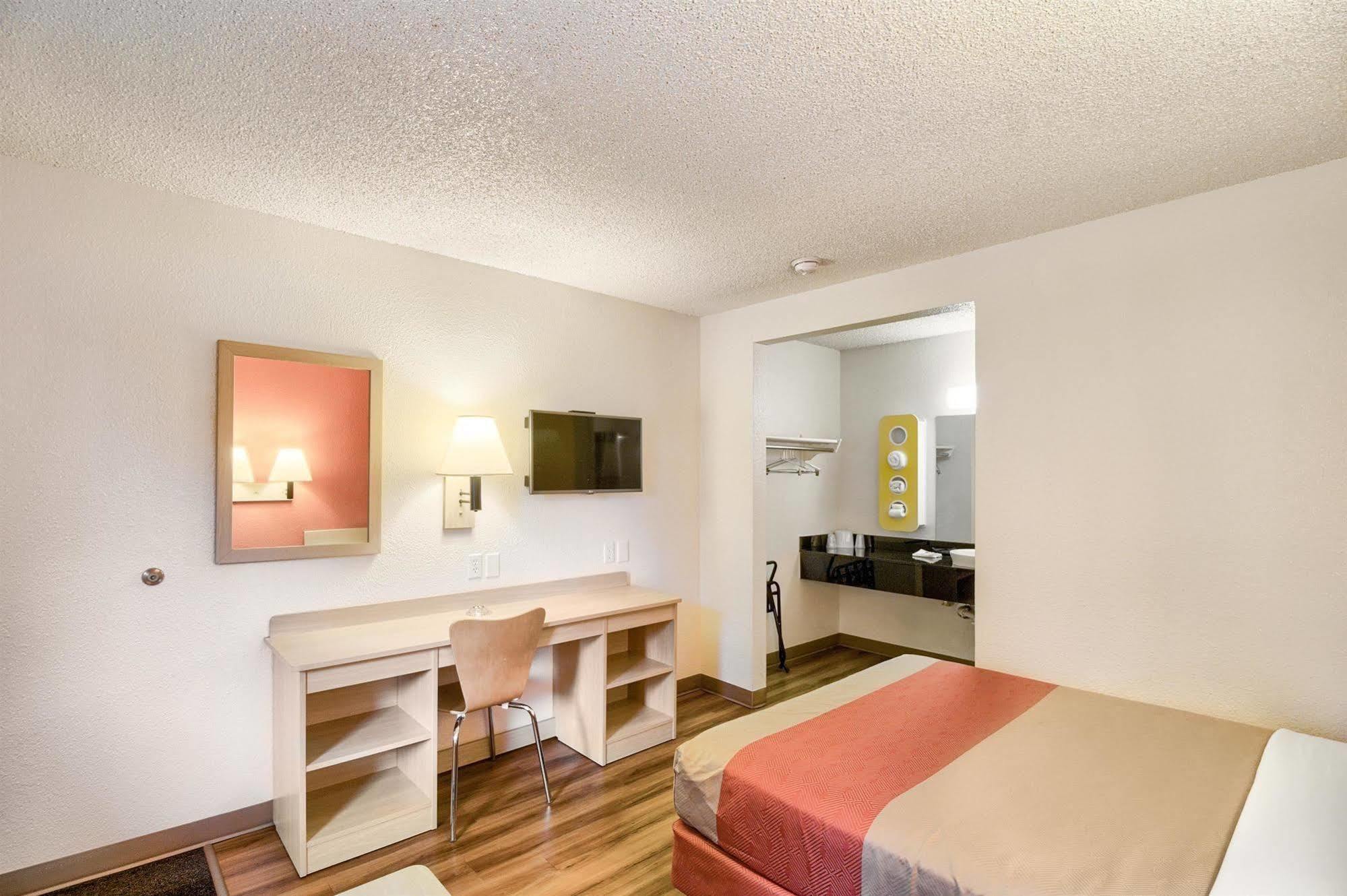 Hotel 6-everett, Wa - South Wintermutes Corner